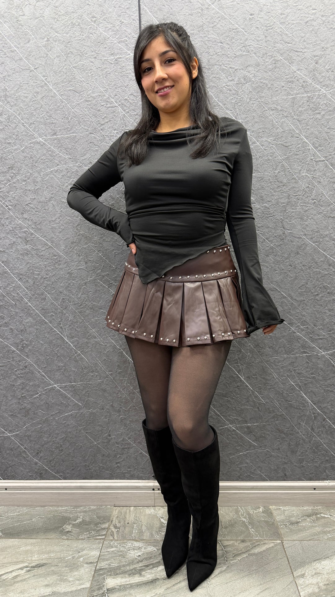 Falda eco cuero Tachas café