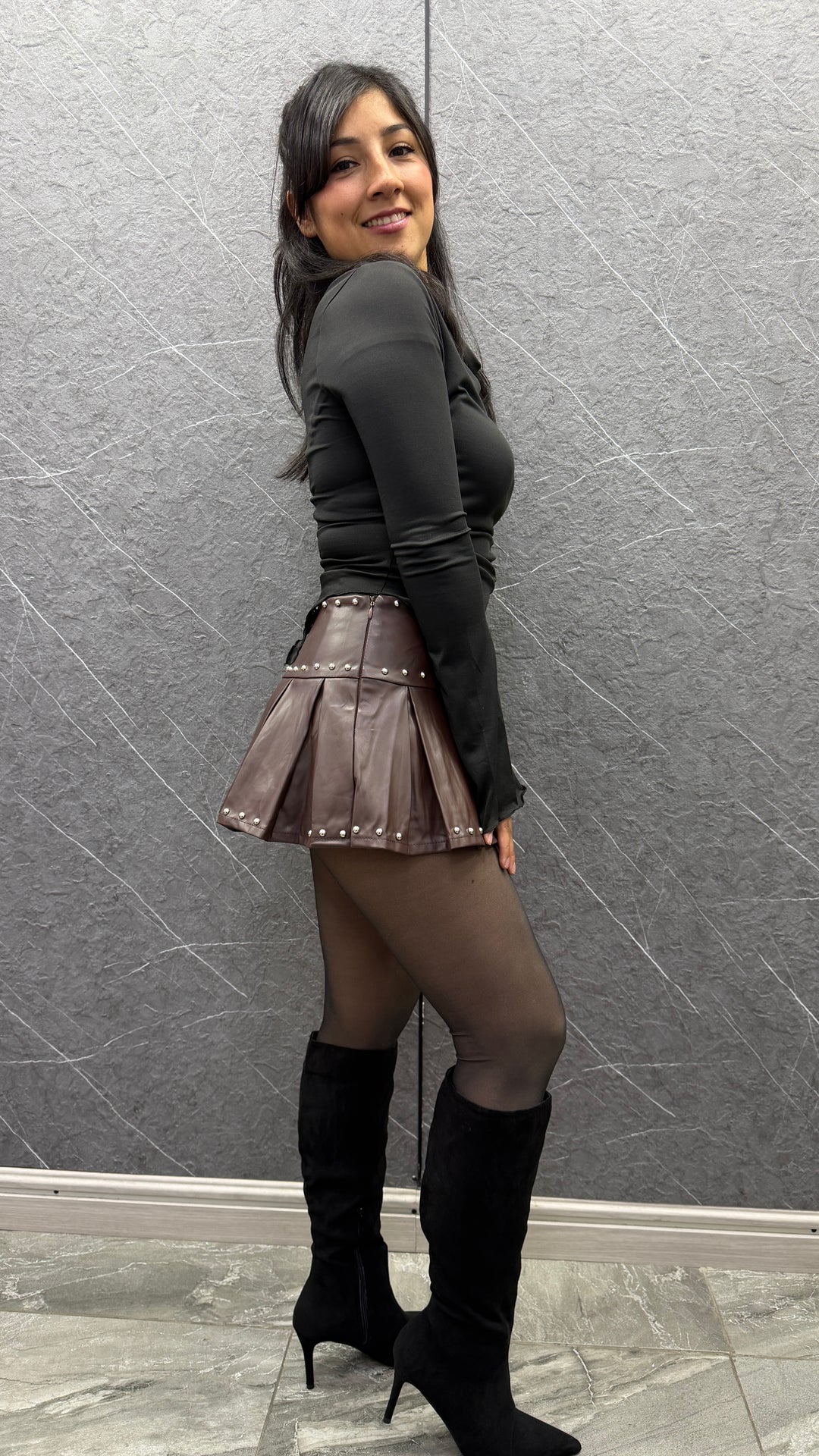 Falda eco cuero Tachas café
