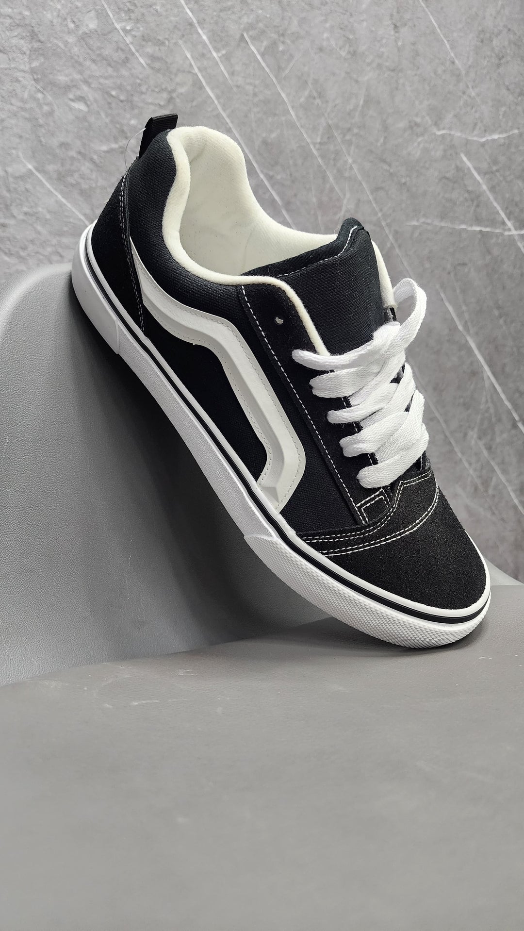Zapatilla V68 Black and White