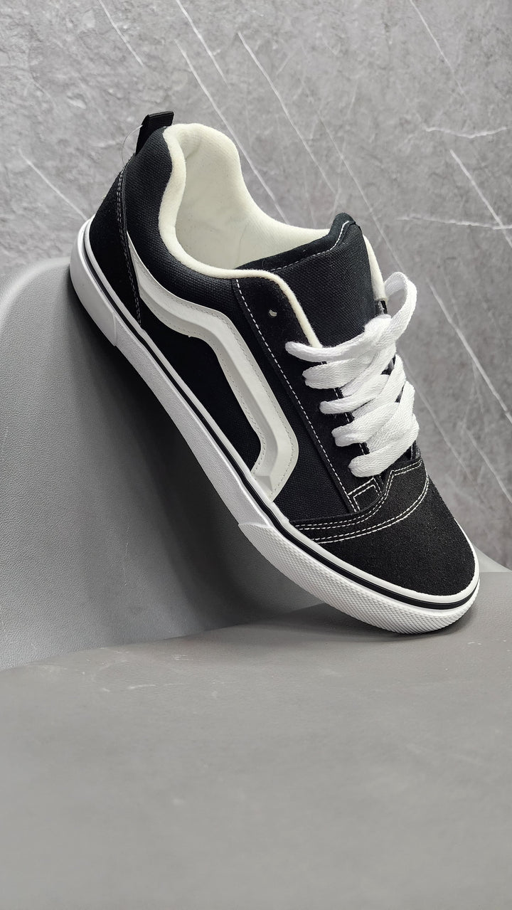 Zapatilla V68 Black and White