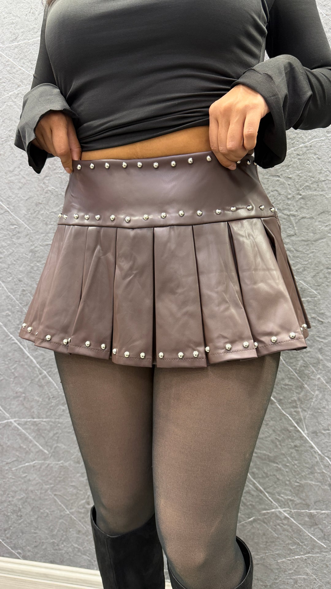 Falda eco cuero Tachas café