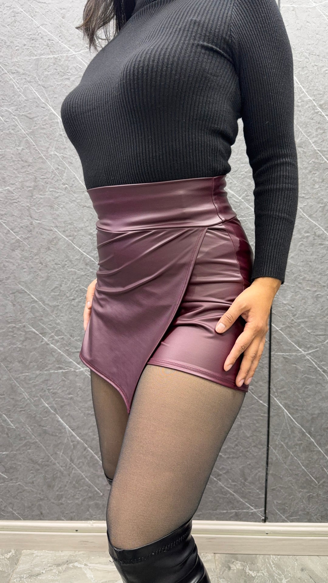 Falda Short Cuerina Burdeo