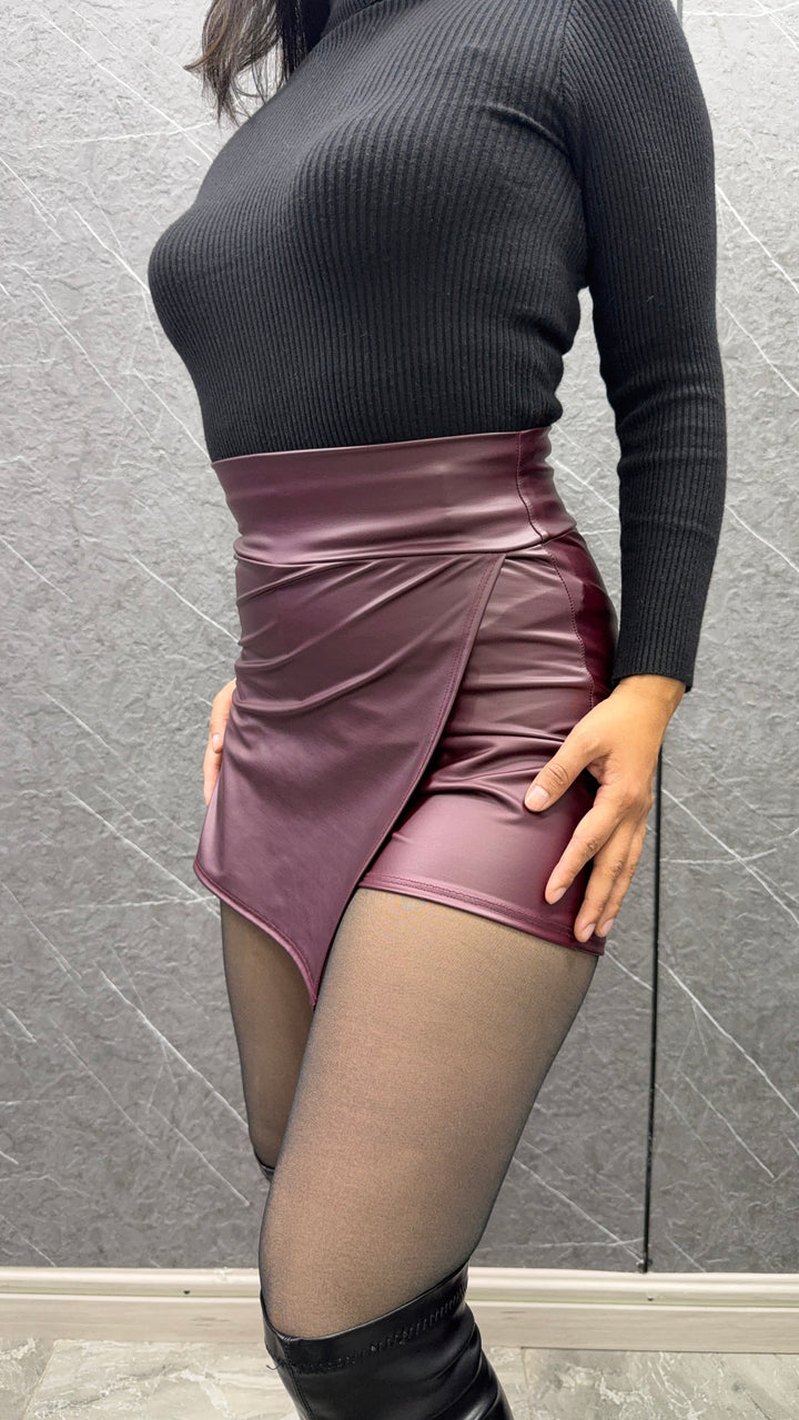 Falda Short Cuerina Burdeo