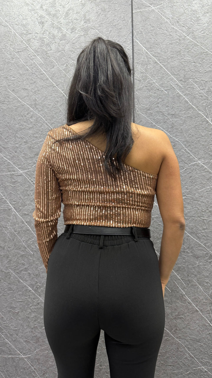 Crop asimétrico café ibstore