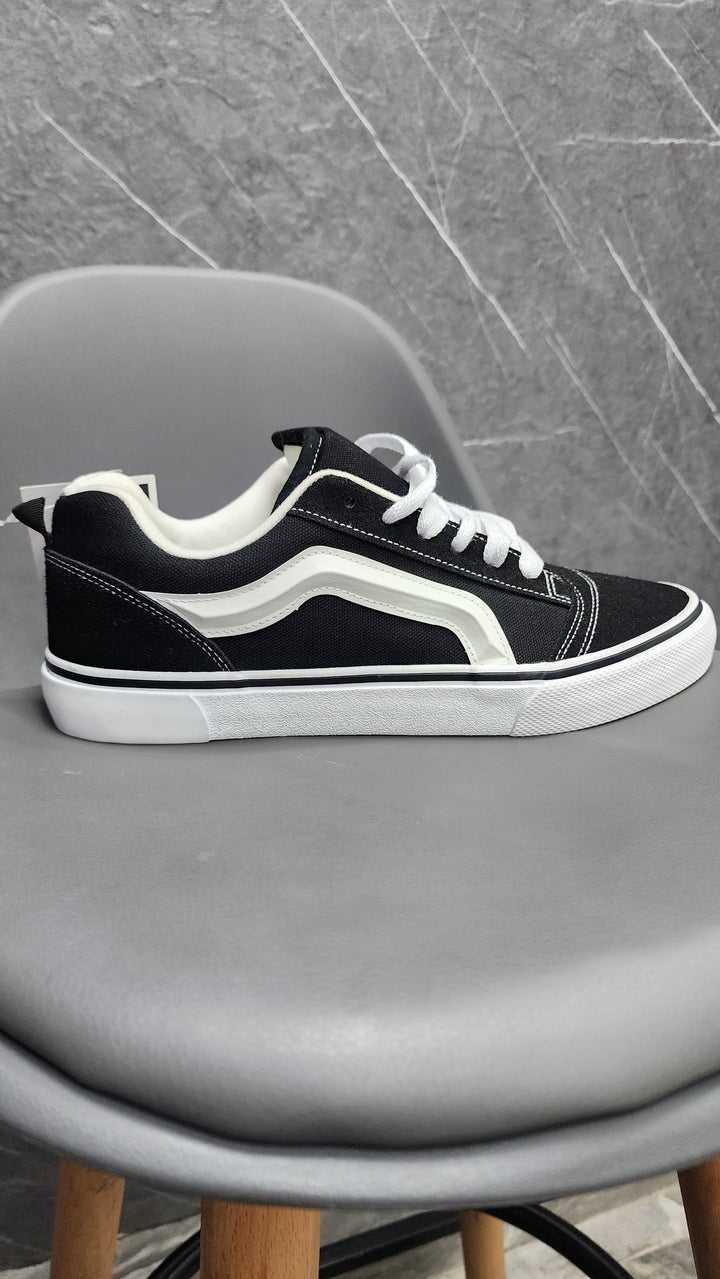 Zapatilla V68 Black and White