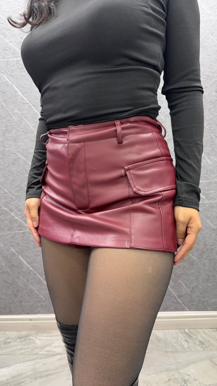Short Cargo Cuerina Burdeo