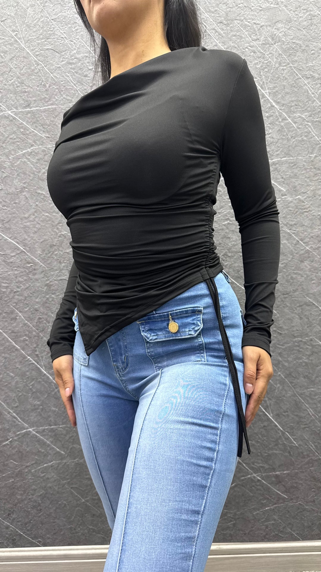 Polera en punta con amarra negra ibstore