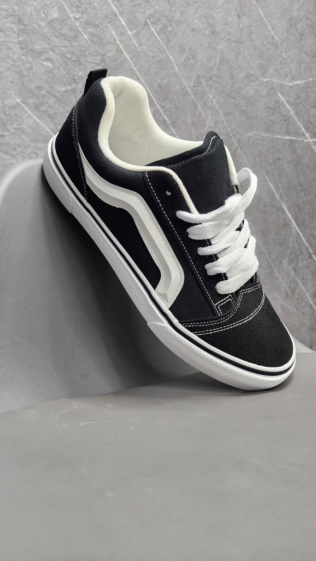 Zapatilla V68 Black and White ibstore